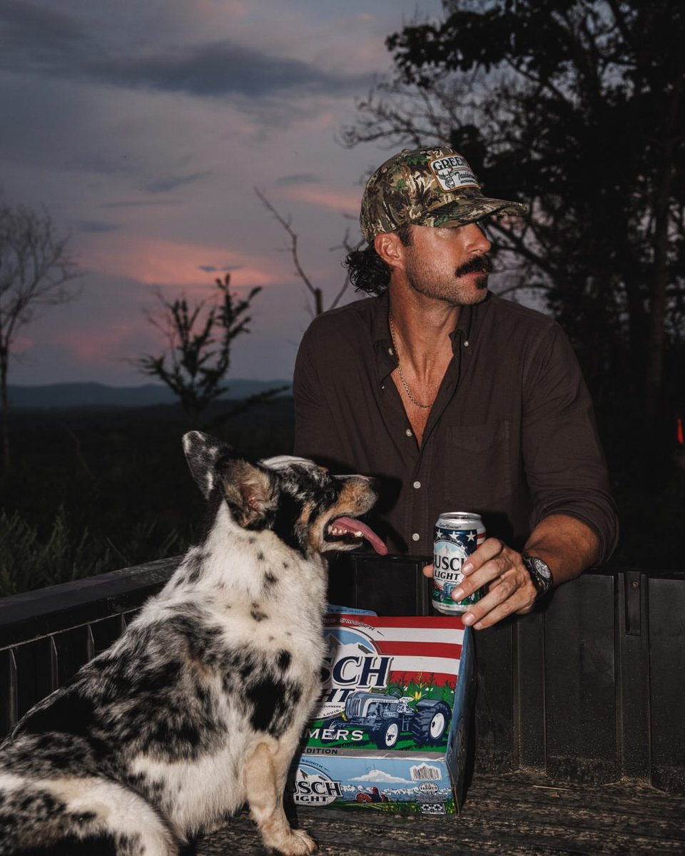 RileyGreen24985's tweet photo. This @buschbeer is for tue farmers 

Enjoy Responsibly 2026 Anheuser-Busch,Busch light Beer,st.Louis, https://t.co/4QWLkpMa10