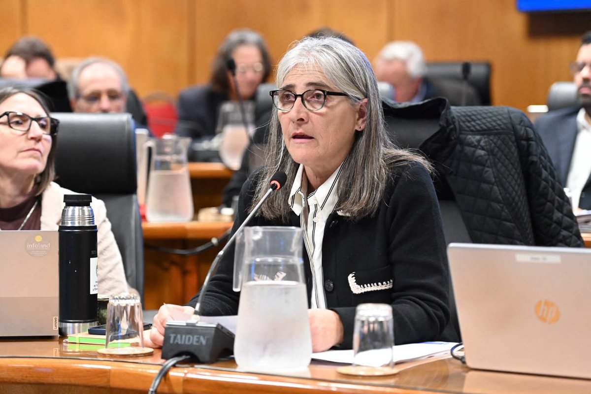 mtopuy's tweet photo. Rendición de cuentas: "Hicimos un buen repaso de lo que fue la ejecución 2025: fueron unos 700 millones de dólares de inversión en obras de todo el Ministerio, 600 millones corresponden a obras viales. No tenemos megaobras, tenemos una red de obras que se distribuye en cada uno de los departamentos, creo que ha sido un acierto", expresó la ministra Lucía Etcheverry al finalizar la presentación del MTOP en la Comisión de Presupuesto Integrada con Hacienda de Diputados.

En ese marco, el MTOP presentó ante la Comisión parte del equipamiento tecnológico utilizado para las direcciones de Vialidad, Transporte y Topografía.

"Uno de los aspectos que enfatizamos en esta administración es la incorporación de tecnología, la política tiene que tener un sustento en la evidencia y las obras tienen que tener un sustento en la incorporación de tecnología para evaluar la calidad de las mismas", dijo Etcheverry.