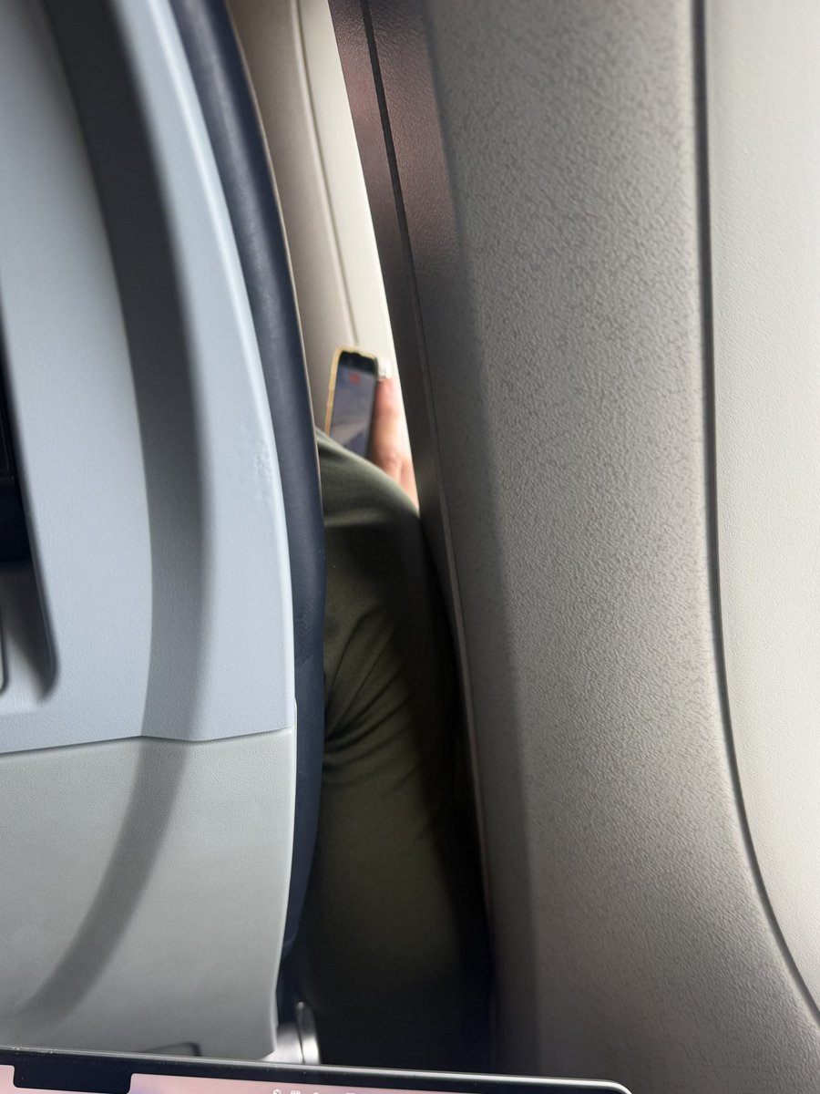 callmehpower's tweet photo. 🚨🚨 BREAKING: VINI JR just jet out of Spain after deleting all his post on instagram said his agent and his landing destination not disclosured yet 

More info coming soon 🔜 https://t.co/MrPMbfrEld