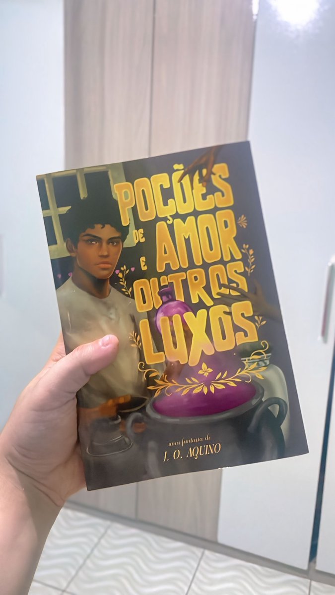 joaquinoautor's tweet photo. Por favorrrr, ajudem esse escritor gay a contribuir com a renda de casa depois que o pai foi afastado do trabalho por causa do Parkinson!!!! 
Esse belezura de romantasia LGBT+ pode ser SUA, em formato físico, com envio pra todo o BRASIL https://t.co/El4qjL74w7