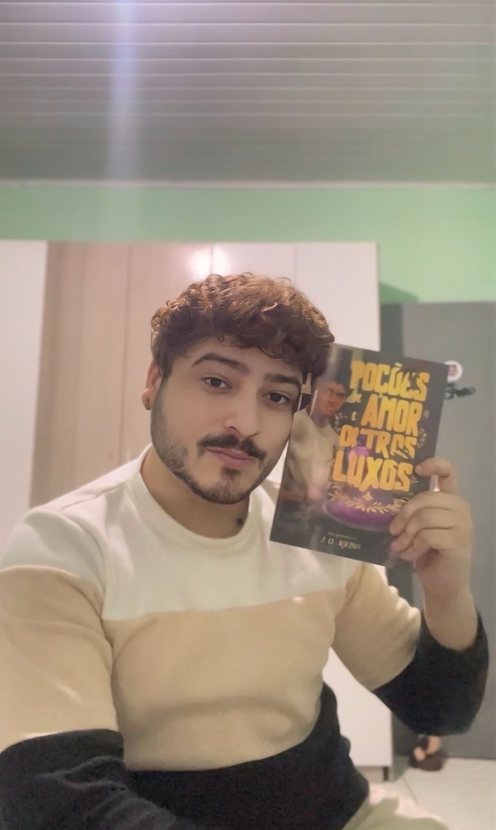 joaquinoautor's tweet photo. Por favorrrr, ajudem esse escritor gay a contribuir com a renda de casa depois que o pai foi afastado do trabalho por causa do Parkinson!!!! 
Esse belezura de romantasia LGBT+ pode ser SUA, em formato físico, com envio pra todo o BRASIL https://t.co/El4qjL74w7