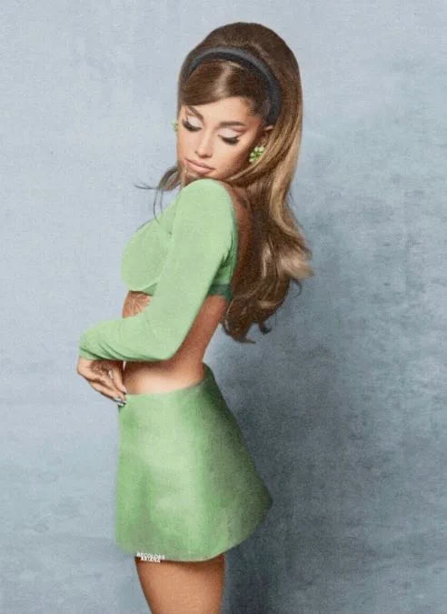 ruelerz's tweet photo. GUYS green or navy skirt for Ariana positions outfit https://t.co/JaMwmNqdk4