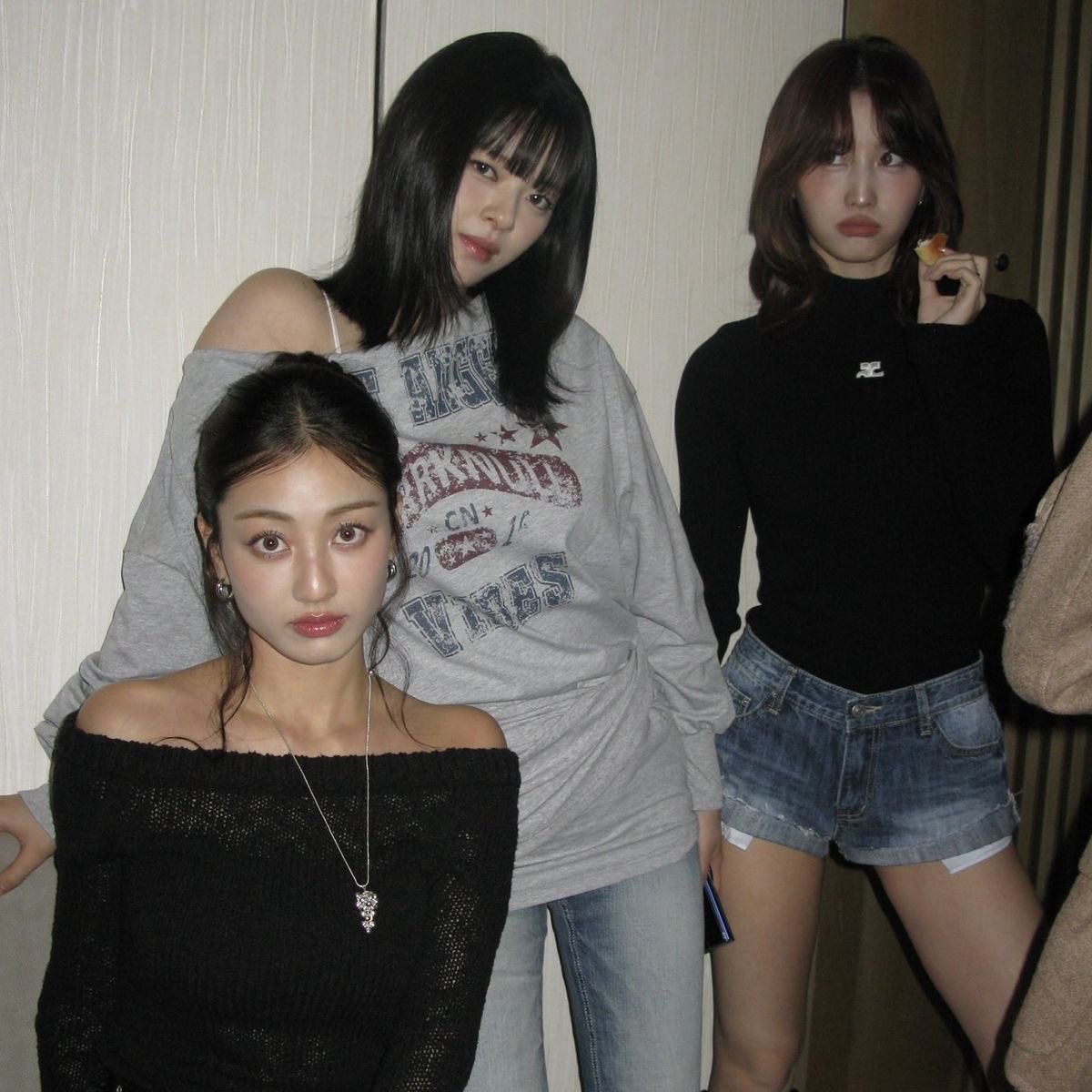 tuidenews's tweet photo. TWICE talking about #SEOYEON

Jeongyeon: If I were to have child, I’m not letting them be a trainee.

Jihyo: I thought so as well but when my sister said she wanted to be a celebrity, I couldn't stop her.

Momo: Why? 

Jihyo: Because you have to choose what you want to do in your life so you don't regret it later!

#TUIDE #튜이드 @TUIDE_official