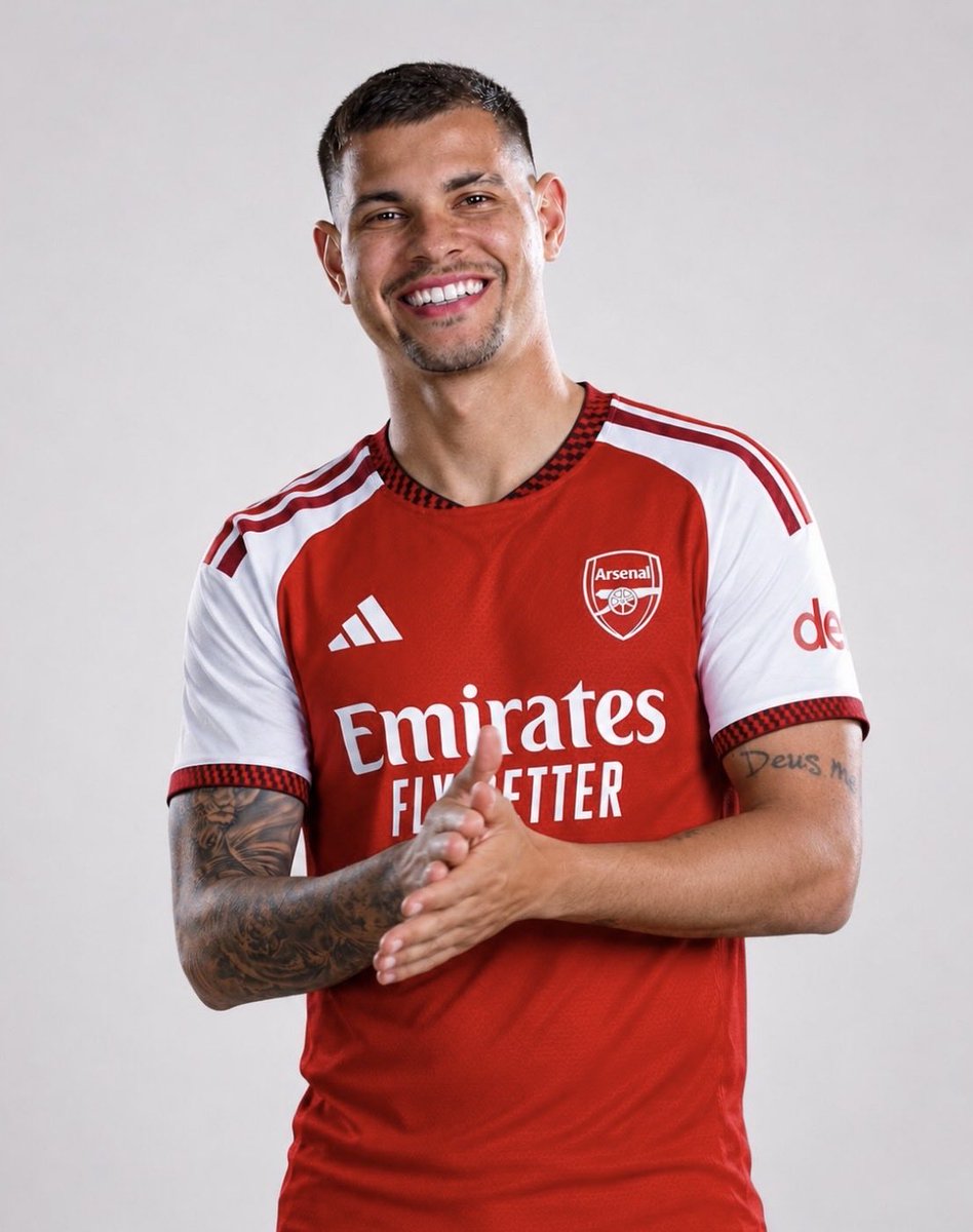 DTalkingArsenal's tweet photo. 💣🚨BREAKING @venecasagrande:

Bruno Guimarães has successfully completed his medical, passed all tests and SIGNED his Arsenal contract! 🇧🇷🩺❤️🤍

The contract runs for four years, with an option to extend by a further year. ✍️✅

The deal is worth £75m, with Arsenal set to pay Newcastle United in three instalments of £25m each.💰✔️ #AFC