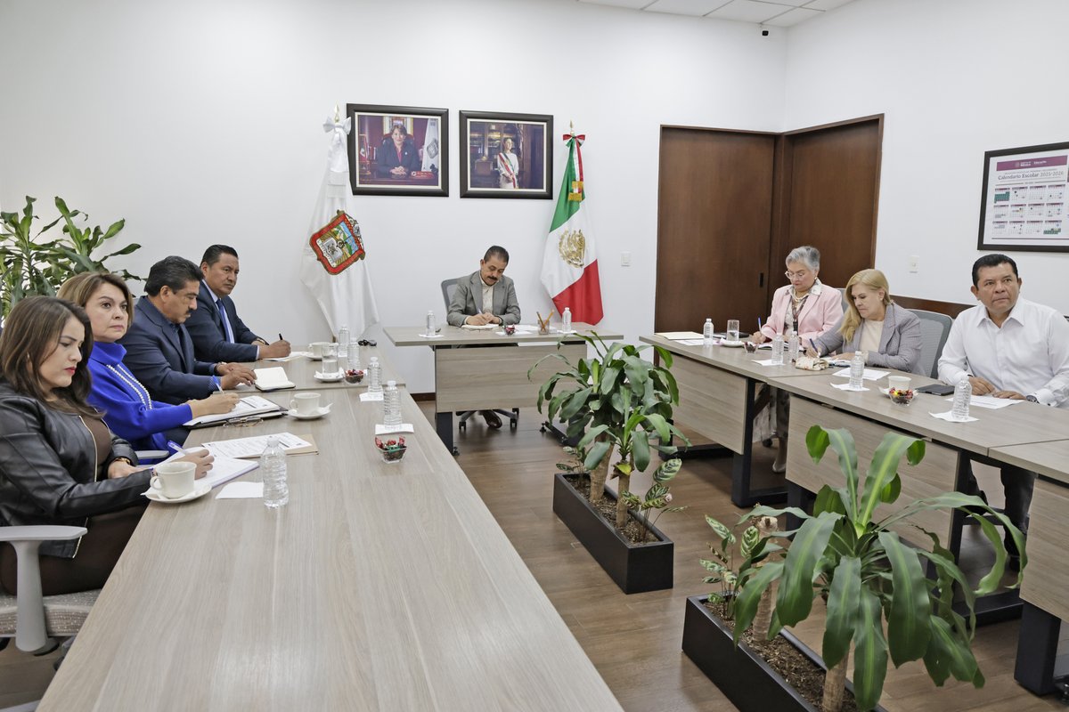 secti_edomex's tweet photo. 🏫Avance del Bachillerato Nacional “Margarita Maza”.
🧠Seguimiento de la Estrategia Nacional "ABC de las Emociones" y del Primer Concurso Nacional de Coros: Canto por la Paz.
📝 Estrategia para optimizar procesos de la USICAMM y descarga administrativa docente.

#ElPoderDeServir https://t.co/SDzB6a7Jjn