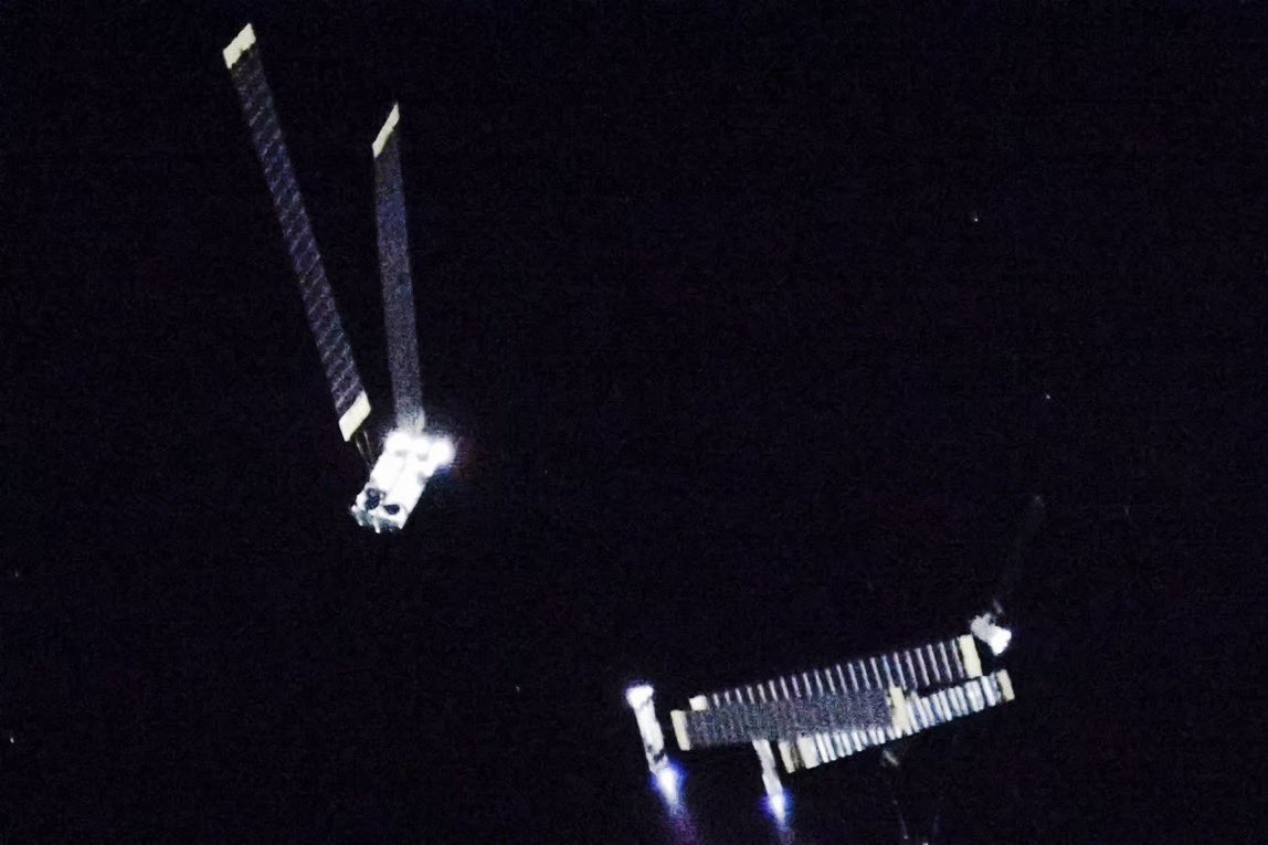 ElonSpaceHub01's tweet photo. The first Starlink V3 satellites in space successfully deployed their solar arrays, fired their thrusters, established connections with the Starlink constellation using radio frequencies and laser links, and captured imagery of Starship https://t.co/29b5yOFe2g