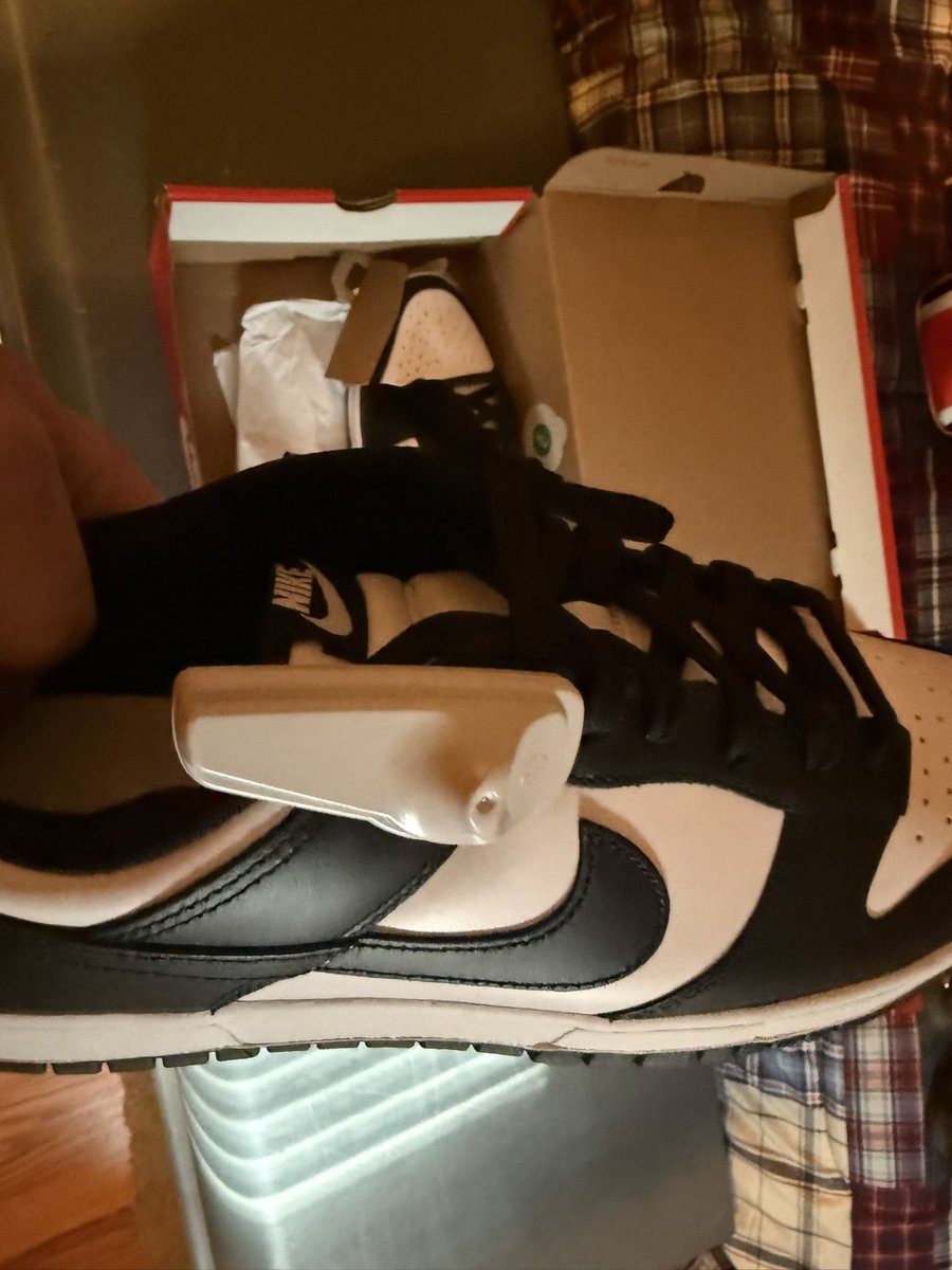 malloy300's tweet photo. @DICKS ordered shoes off the app. Here’s how they arrived. Now I have to go to the store to get the tag removed. Time that I don’t have to do it. 😠 #poorinspection #veryunhappy https://t.co/BbMHrvVIDb