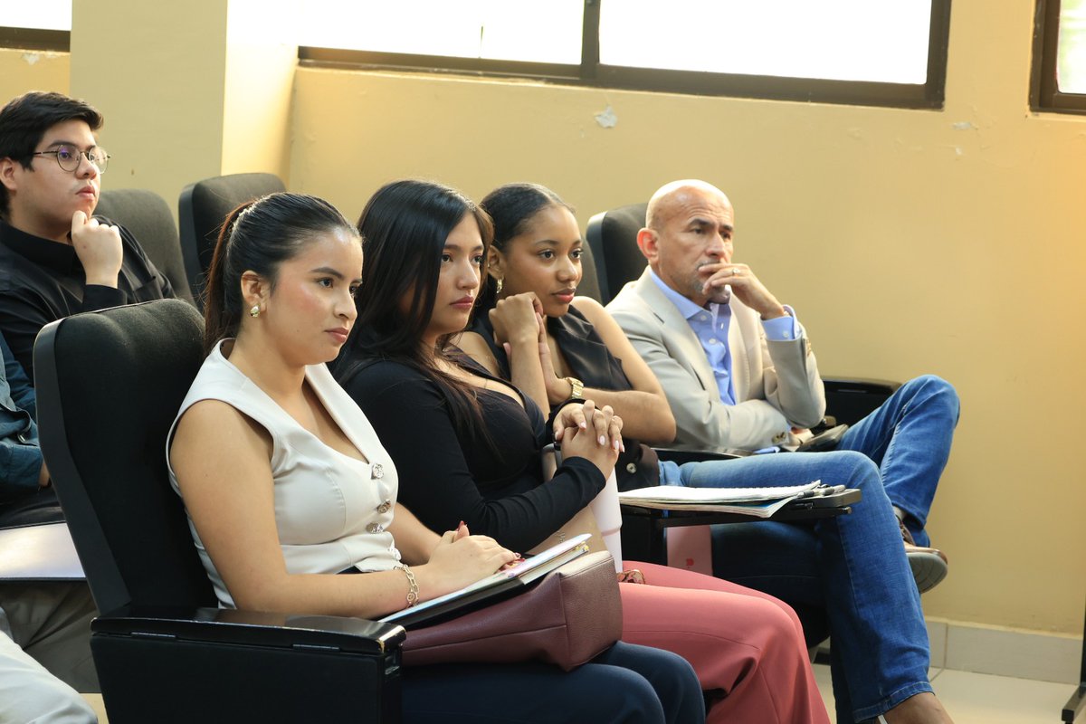 USGPOFICIAL's tweet photo. ⚖️📚 Aprender haciendo es parte de la formación en la #USGP.

Los estudiantes de la Carrera de #Derecho participaron en una simulación de audiencia de juicio en materia civil, una experiencia académica que fortaleció sus competencias en litigación oral, argumentación jurídica, valoración de la prueba y aplicación de las normas procesales 👩🏻‍⚖️🧑🏽‍⚖️. 

La jornada contó con la participación del Abg. David Alejandro Mejía Macías, Juez de la Unidad Judicial Civil del cantón #Portoviejo, quien dirigió la audiencia simulada, permitiendo a los futuros profesionales vivir de cerca el ejercicio de la función judicial. 

#SimulaciónDeAudiencia #LitigaciónOral #LaRutaAlÉxito