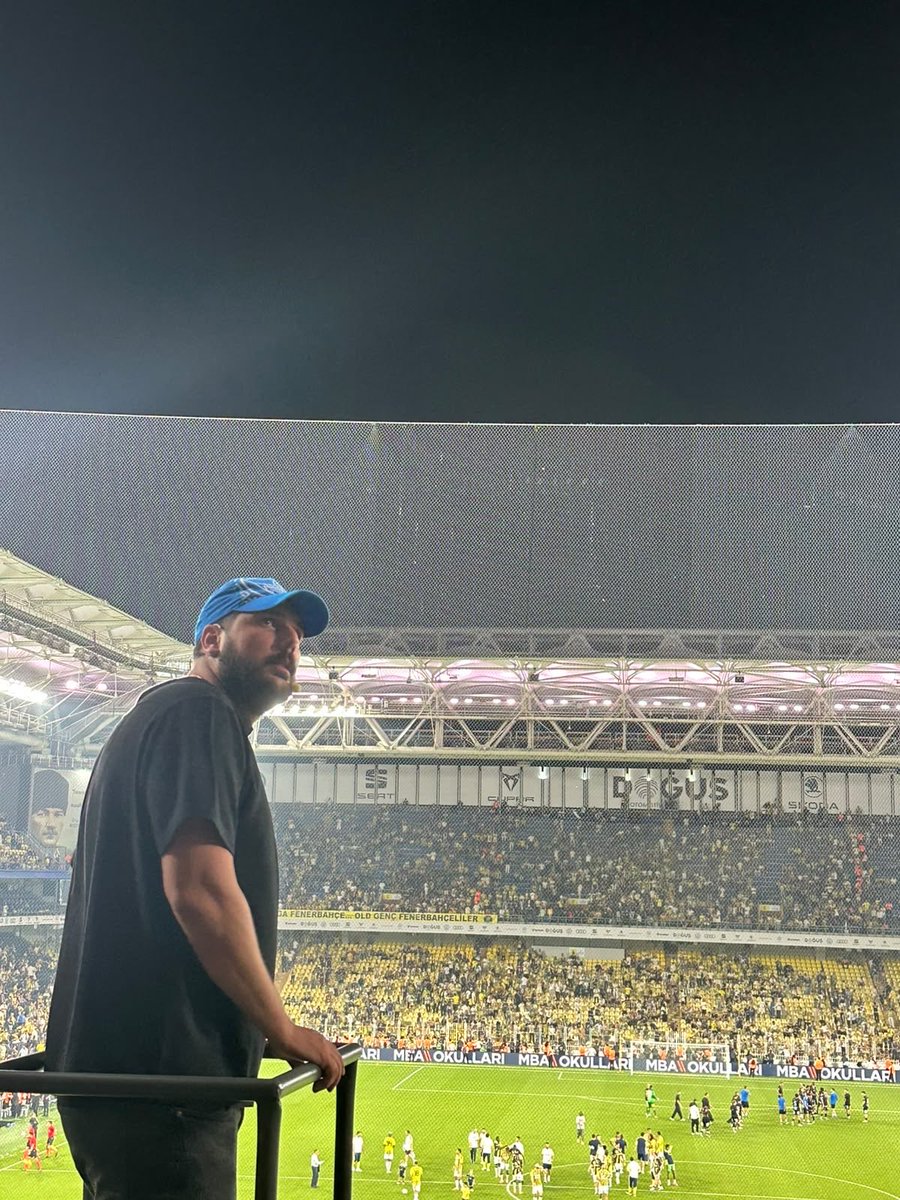 yessaykonocry's tweet photo. bugünkü tribünün müthiş olma sebebi: okul açıkta cem gölbaşının tek kulaklıktan diğer tüm tribündekileri koordine etmesi ve öncü grup Genç Fenerbahçeliler’e tüm stadın uyması..yıllardır şunu anlatmaya çalıştık nihayet başarabildik, FENERBAHÇE TRİBÜNÜ BUDUR https://t.co/BfYVsWREgh
