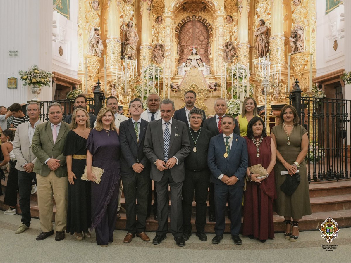 hdadmatrizrocio's tweet photo. El Santuario de Ntra. Sra. del Rocio ha acogido esta noche la Exaltación de la Venida de la Virgen, pronunciada por el comunicador Carlos Herrera Crusset.

Una exaltación cargada de detalles, emociones y vivencias, en la que ha destacado cómo Almonte quiere a la Virgen, cómo la siente y cómo la lleva siempre consigo.

Presentado por Ricardo Laguillo Morejón, con esta cita nos acercamos aún más al traslado y nos preparamos para vivir con profundidad los días que Almonte y El Rocío tienen por delante.

#VenidaRocío26 #MatrizDeAlmonte