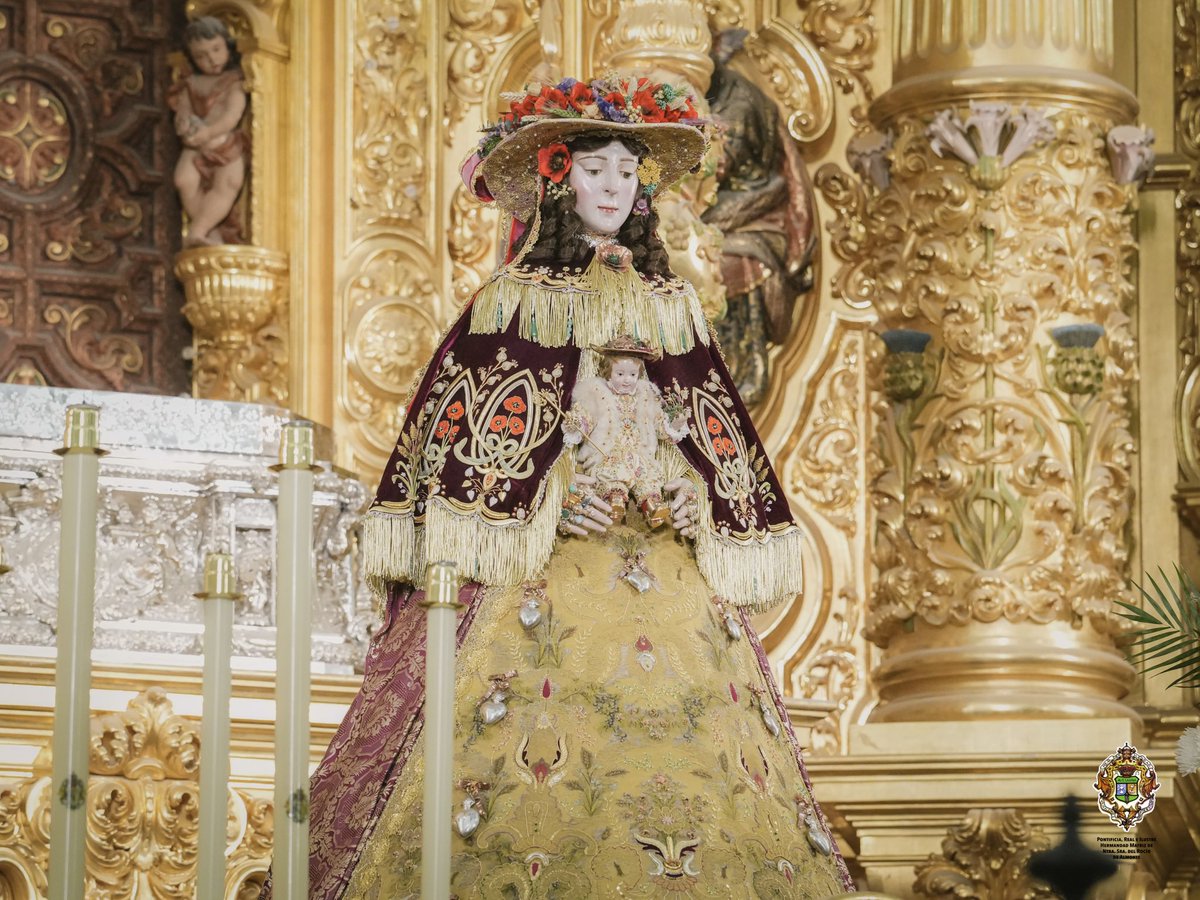hdadmatrizrocio's tweet photo. El Santuario de Ntra. Sra. del Rocio ha acogido esta noche la Exaltación de la Venida de la Virgen, pronunciada por el comunicador Carlos Herrera Crusset.

Una exaltación cargada de detalles, emociones y vivencias, en la que ha destacado cómo Almonte quiere a la Virgen, cómo la siente y cómo la lleva siempre consigo.

Presentado por Ricardo Laguillo Morejón, con esta cita nos acercamos aún más al traslado y nos preparamos para vivir con profundidad los días que Almonte y El Rocío tienen por delante.

#VenidaRocío26 #MatrizDeAlmonte