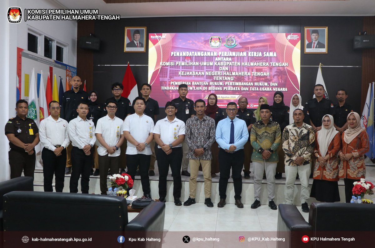 kpu_halteng's tweet photo. 4. "Kami di KPU bekerja dengan penuh resiko. Kami sangat terbantu dengan adanya kerja sama ini. Pada Pemilu kemarin kami banyak berkoordinasi dengan Kasi Intelijen. Alhamdulillah tahapan tersebut selesai dengan aman dan sukses. Apalagi sekarang kita resmi ada kerja sama. https://t.co/85bxuDQWLP