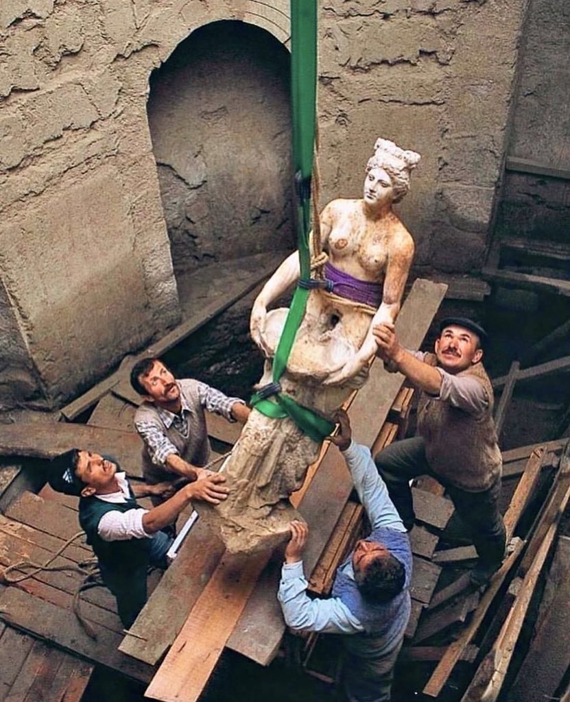 arkeologbirey's tweet photo. 1997 yılında, bugün Yortanlı Barajı’nın suları altında kalan Allianoi Antik Kenti’ndeki Roma Hamamı’nda gerçekleştirilen kazılarda, eşsiz bir Nymphe (Su Perisi) heykeli gün yüzüne çıkarıldı. Bergama/İzmir https://t.co/VfeGPTAPbL