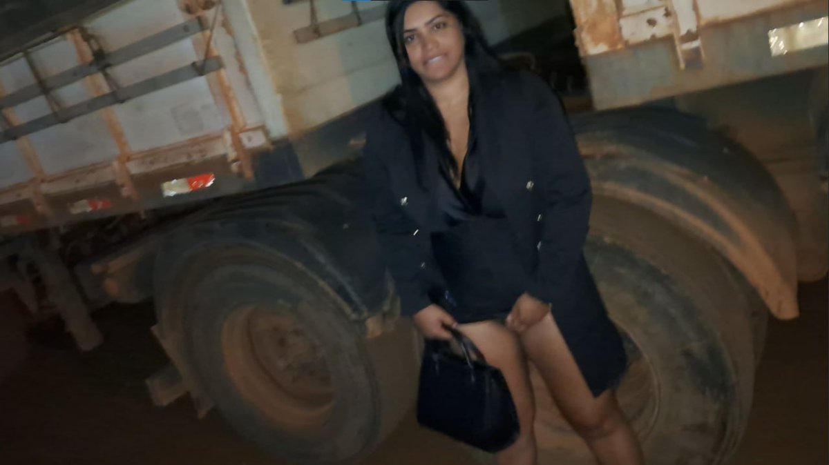 casalmattosweb's tweet photo. Como bom corno, levei Nicoly Mattos até a parada de caminhões 🚛. Ela entrando no caminhão e dando pro motorista 🛌. Minha recompensa foi pegar a esposa com o cu ainda melado de porra de outro macho 😈. Puta de beira de estrada, fetiche real 🔥

🎬 https://t.co/DPNSkRbSUa https://t.co/2MV6h0LQWD