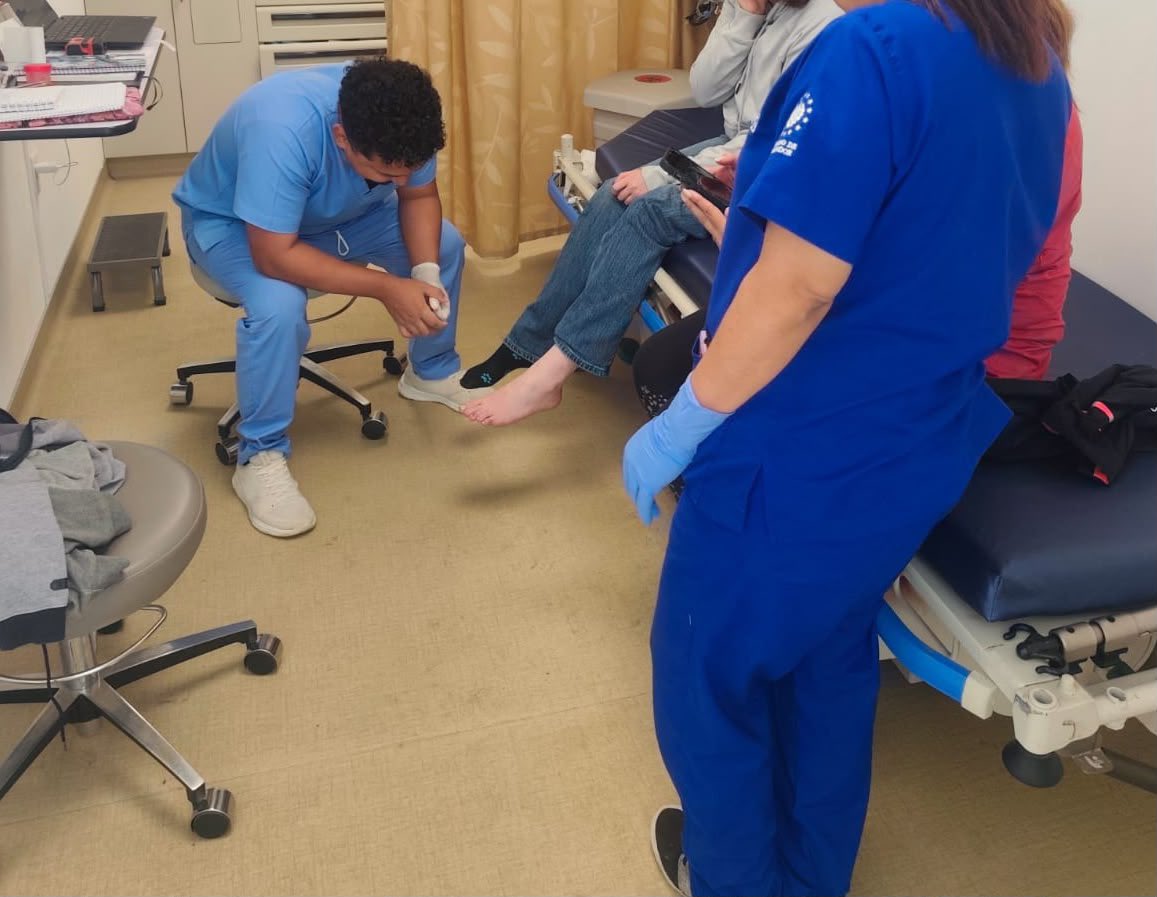 FUERZARMADASV's tweet photo. Evacuamos a una persona que sufrió la torcedura de un pie mientras realizaba una caminata en el volcán Ilamatepec, Santa Ana.

Recibió atención médica en una cabina de emergencia ubicada en la zona. https://t.co/yQuSWc9v1W