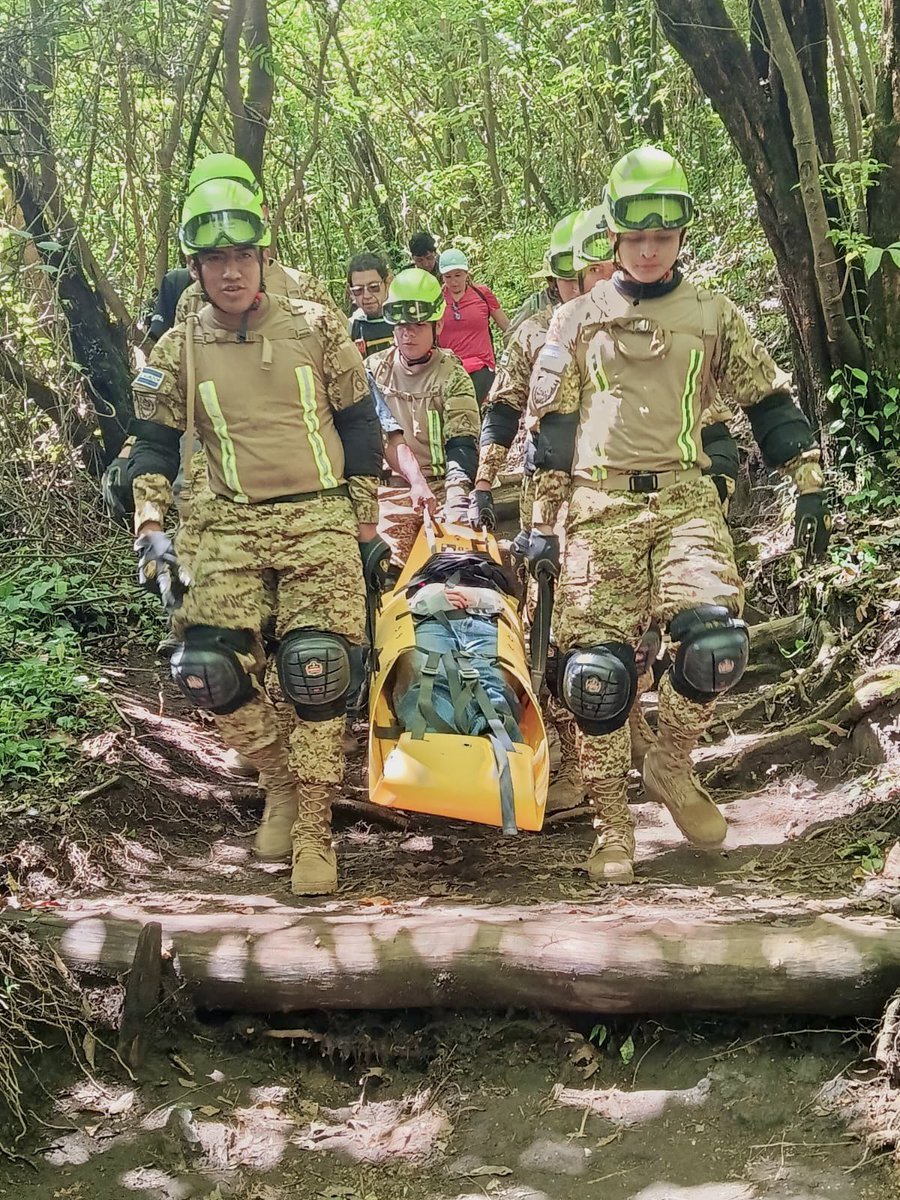 FUERZARMADASV's tweet photo. Evacuamos a una persona que sufrió la torcedura de un pie mientras realizaba una caminata en el volcán Ilamatepec, Santa Ana.

Recibió atención médica en una cabina de emergencia ubicada en la zona. https://t.co/yQuSWc9v1W