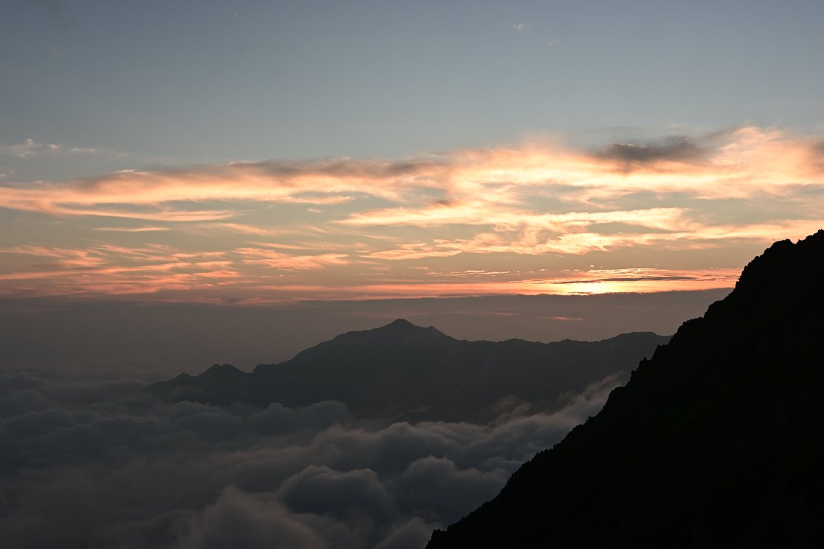 hiroji_mountain's tweet photo. 穂高岳山荘には「夕焼け劇場」
というのがあります。

路地を進んだ先に笠ヶ岳方向の
夕日が沈むのを見れます。

夕焼けはそれほどでもなかったけど
沈む夕日を見ながら
山談義は楽しい。 https://t.co/LAx8SbYtPw