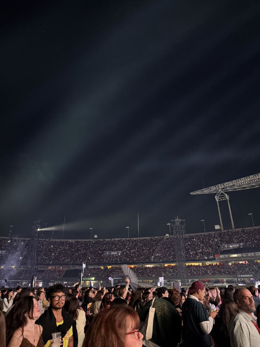 sunflowryvol6's tweet photo. isso é mt real, eu tava na pit circle e ele estava lá com umas amigas, fui chegar perto dele falando “hii anthony” ele simplesmente deu passos pra trás e virou a cara no momento em q eu estava chegando perto, ent tirei essa foto dele https://t.co/MhzgJT6MtM