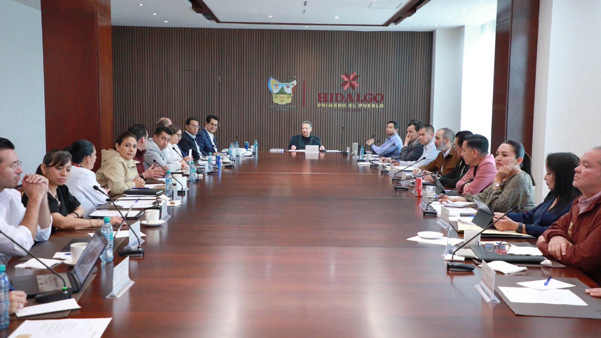 Esther_RamirezV's tweet photo. El Cuarto Informe de Gobierno es resultado del trabajo coordinado de todas las dependencias que integran la administración estatal. En la reunión mensual de gabinete, encabezada por el gobernador @juliomenchaca_, revisamos los temas prioritarios de la agenda institucional para continuar con los resultados que las y los hidalguenses merecen.

#PrimeroElPueblo #EstherRamírez
