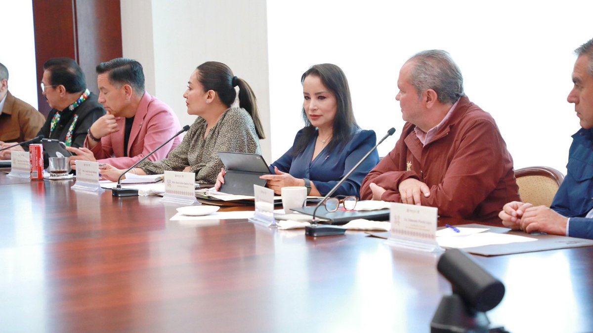 Esther_RamirezV's tweet photo. El Cuarto Informe de Gobierno es resultado del trabajo coordinado de todas las dependencias que integran la administración estatal. En la reunión mensual de gabinete, encabezada por el gobernador @juliomenchaca_, revisamos los temas prioritarios de la agenda institucional para continuar con los resultados que las y los hidalguenses merecen.

#PrimeroElPueblo #EstherRamírez