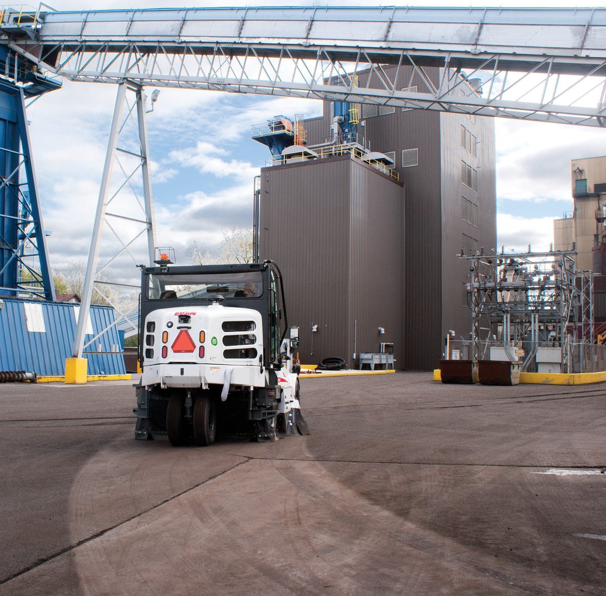 elginsweeper's tweet photo. The Elgin Industrial Pelican’s advanced waterless dust control filtration system means minimal filter loading even in the finest of powders. https://t.co/hxtBCWjs1s