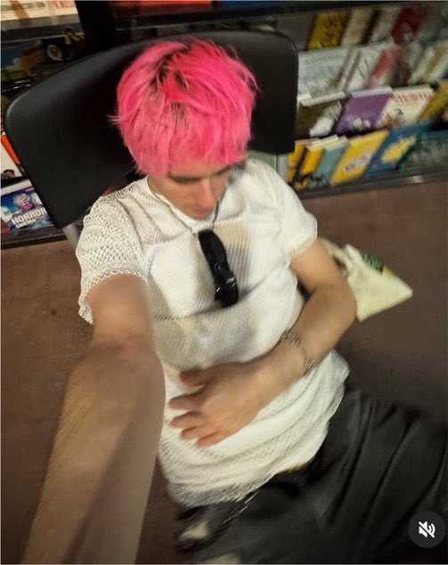 prowlermv's tweet photo. pink awsten on my mind rn https://t.co/EK43ULHb6e