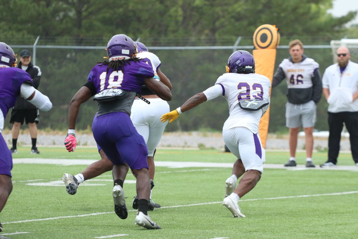 GoConqs's tweet photo. 🏈Football | #GoConqs 

Strap up the pads &amp; helmets the work continues for Conqs Football as fall camp moves along #BurnTheBoats 

📸Full Gallery: https://t.co/rweLS75ROt https://t.co/saVmMUR5jh