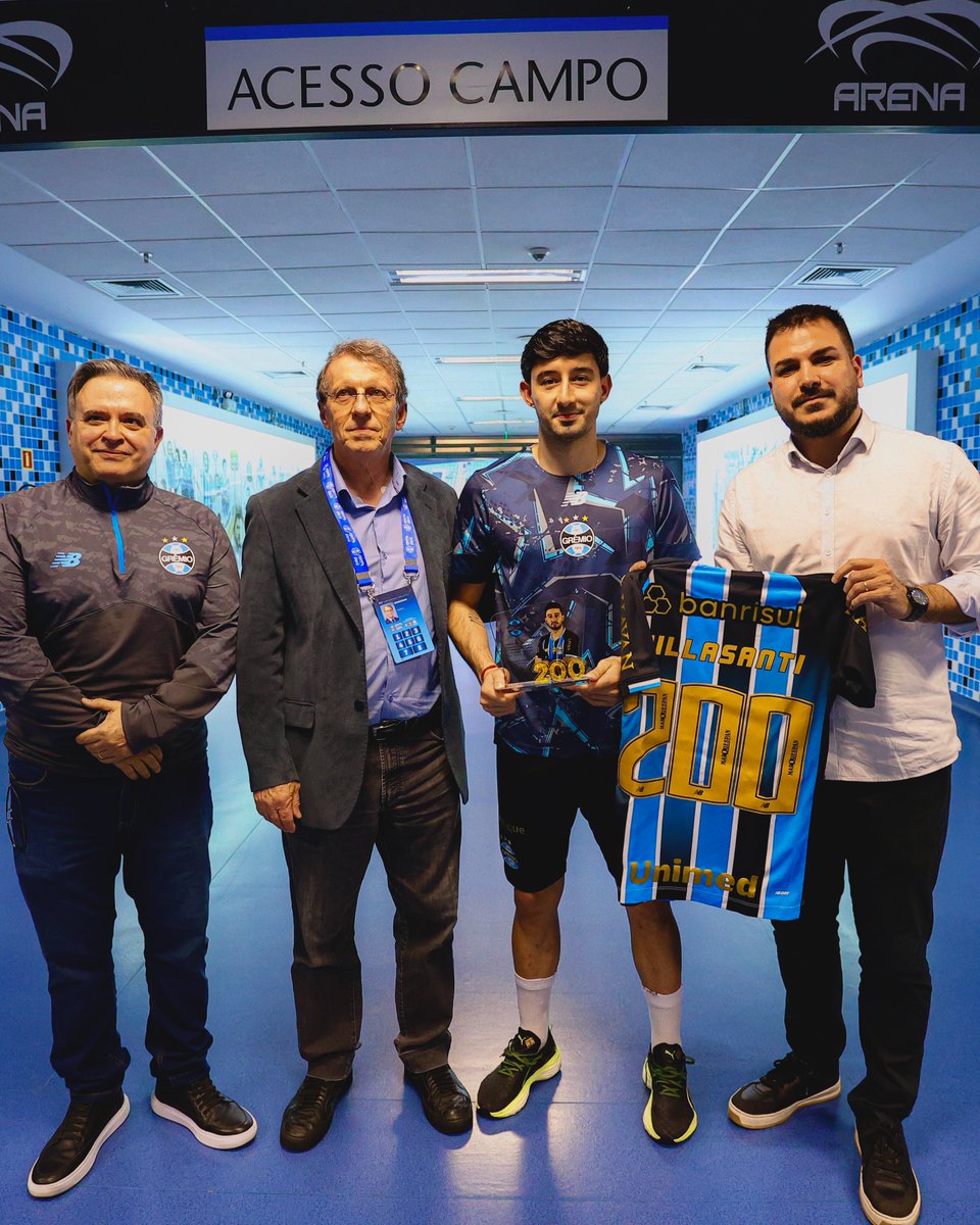 Gremio's tweet photo. HORA DA HOMENAGEM 🇪🇪 Villasanti recebeu agora uma camisa e uma placa pelos 200 jogos com o nosso manto. Que tenhamos muitos outros momentos juntos!

📸 Lucas Uebel | Grêmio FBPA

Leia mais: https://t.co/3ypKGVQkG8 https://t.co/idEtXCO5Vs