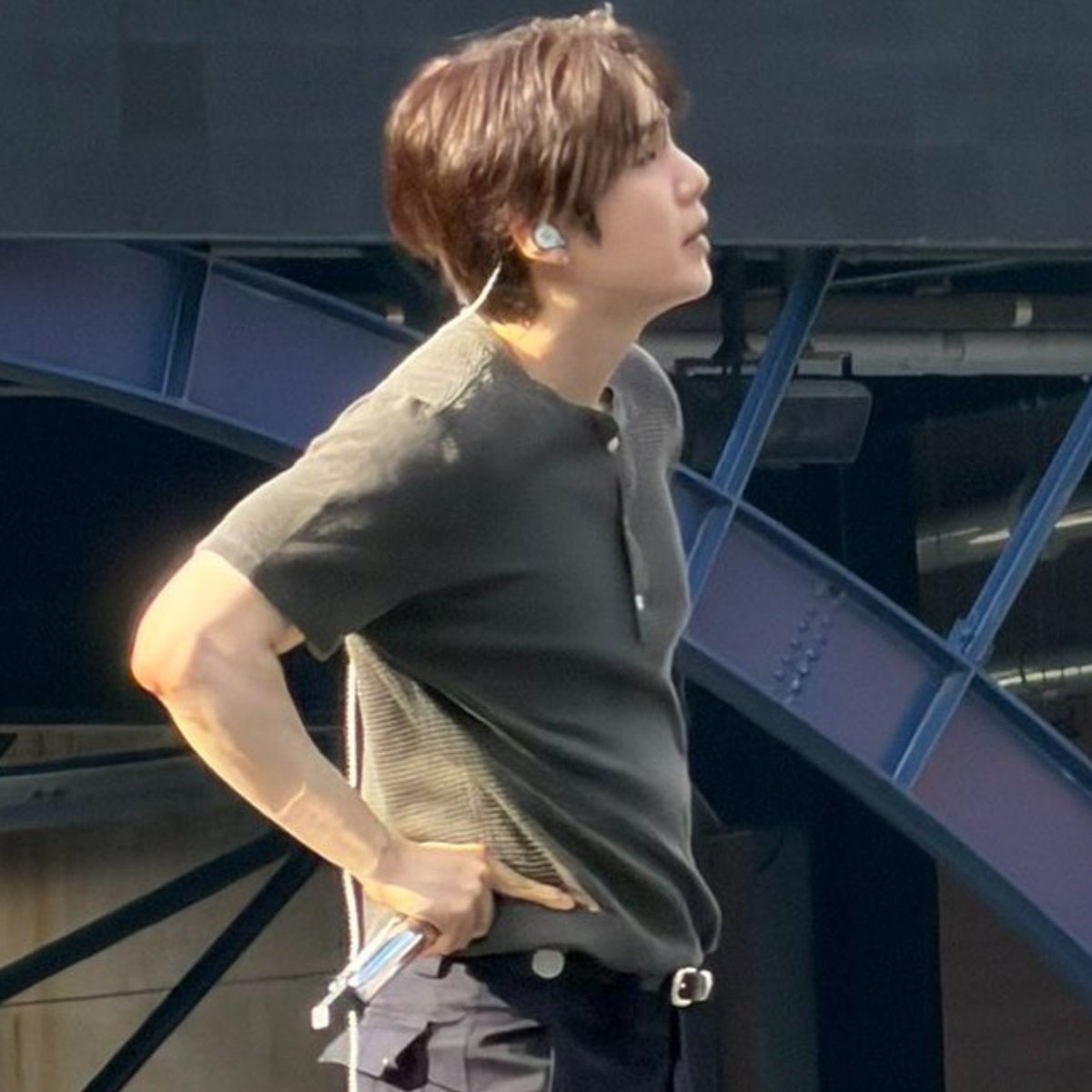 camlovesyoongi's tweet photo. BUT NO ACTUALLY LOOK AT HIS ARMS https://t.co/qxZK6dhuAi