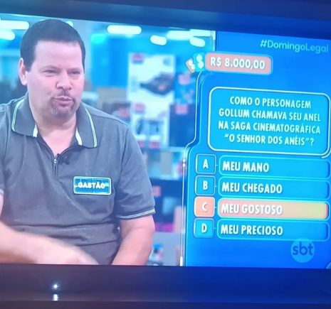 0C0RV0's tweet photo. Eu acho que esse cara baixou O Senhor dos Aneis errado 😂😂😂 https://t.co/w49SYM6CCD