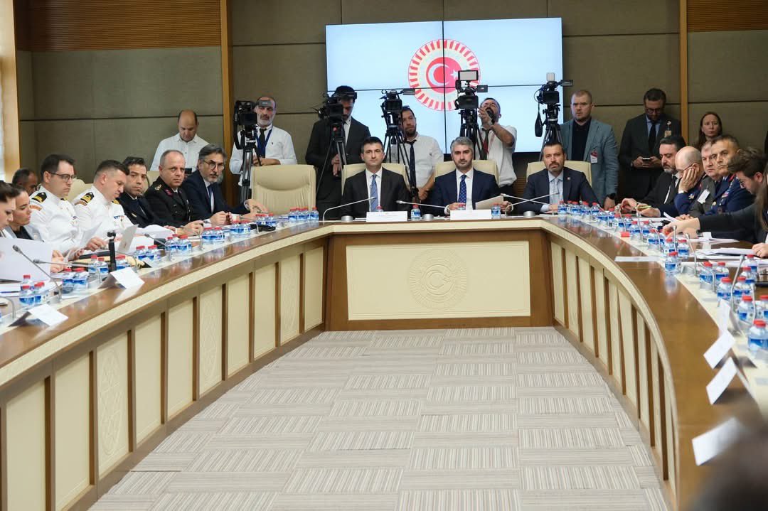 celebimehmeta's tweet photo. 📍TBMM

Milli Savunma Komisyon Başkanımız Sn. @hulusiakarmedya başkanlığında toplandığımız; uzun süredir üzerinde çalıştığımız ve aziz şehitlerimizin emaneti ailelerimize ve kahraman gazilerimize yönelik düzenlemeleri içeren Kanun Teklifimiz Milli Savunma Komisyonumuzda kabul edilmiştir🇹🇷
