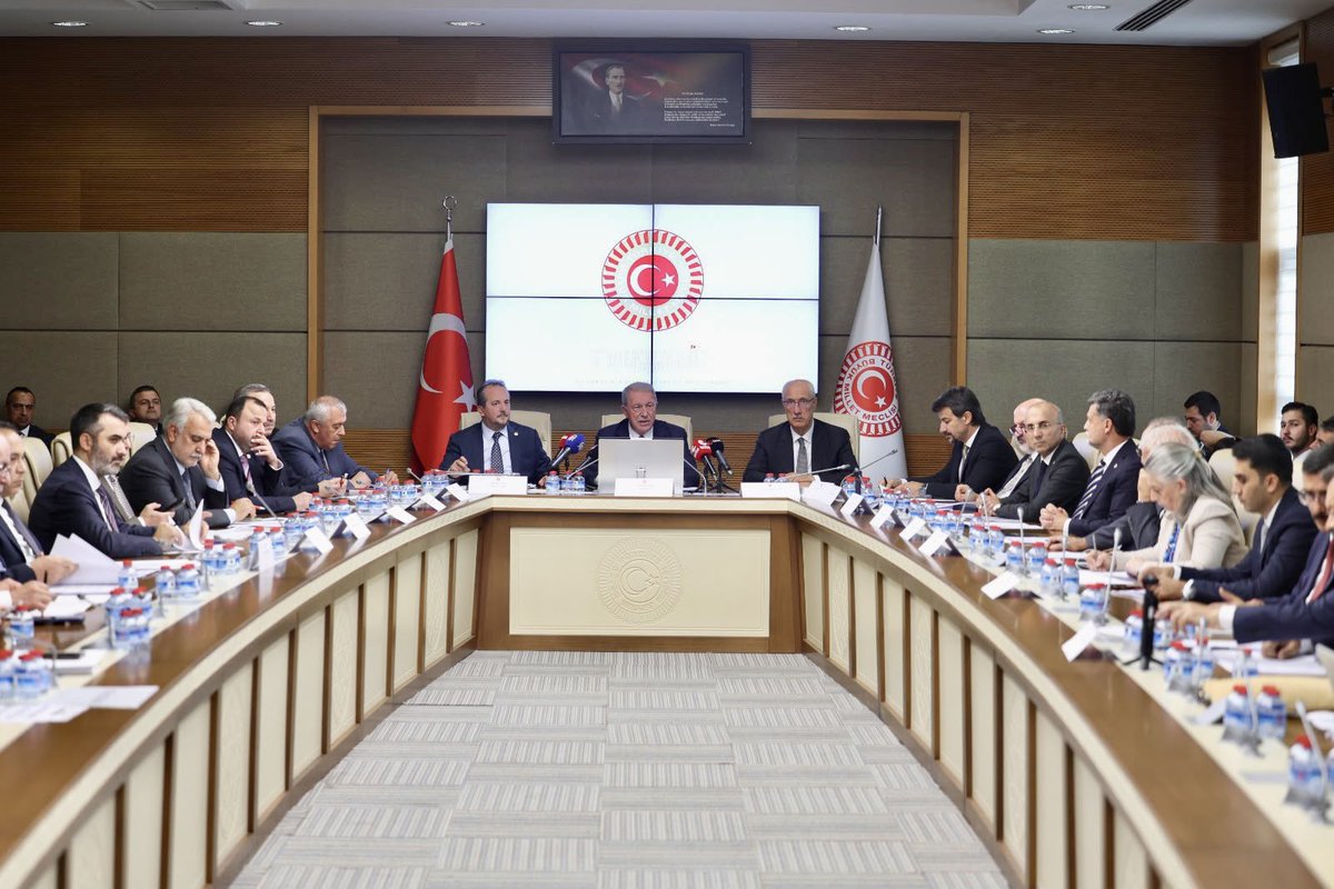 celebimehmeta's tweet photo. 📍TBMM

Milli Savunma Komisyon Başkanımız Sn. @hulusiakarmedya başkanlığında toplandığımız; uzun süredir üzerinde çalıştığımız ve aziz şehitlerimizin emaneti ailelerimize ve kahraman gazilerimize yönelik düzenlemeleri içeren Kanun Teklifimiz Milli Savunma Komisyonumuzda kabul edilmiştir🇹🇷
