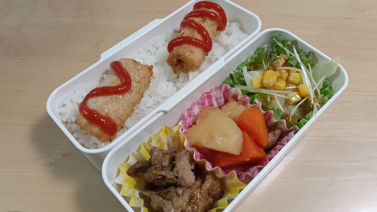 ueda08811494's tweet photo. #今日のお弁当🍱
お久しぶりです！
長女が吹奏楽部の合宿でしばらくいなかったのでお弁当も久しぶりで…手抜き！？笑笑🤣
合宿では恒例の寸劇をやるんですが、今年は妖怪ウォッチの
赤鬼として出演し大ウケ！大成功だったみたいで嬉しい限り🤣さぁ今日もみんなガンバ👊💪🎉 https://t.co/lMisii9u6K