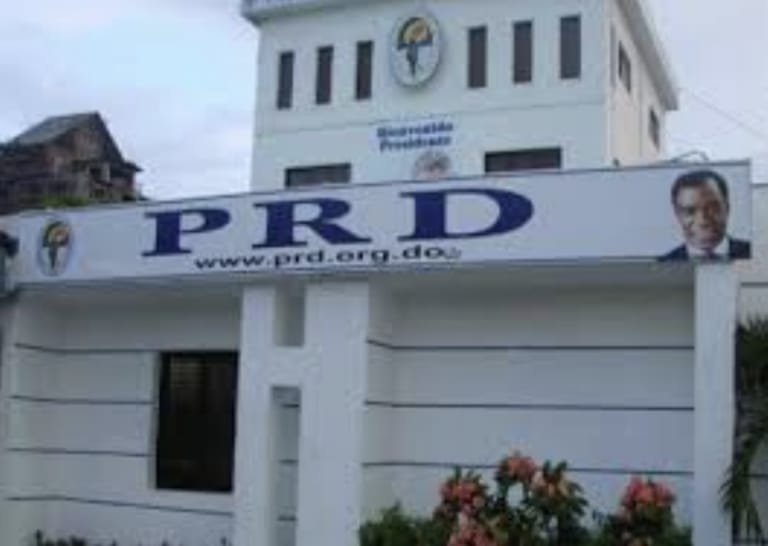 miprd's tweet photo. El PRD depositó ante la @juntacentralrd su padrón actualizado con 212,744 afiliados.

Más de 5,000 dirigentes trabajan en el fortalecimiento territorial del partido.

La meta es superar los 500,000 militantes en agosto de 2027.

#PRD #JCE #PolíticaRD https://t.co/5DnQSGwnI3