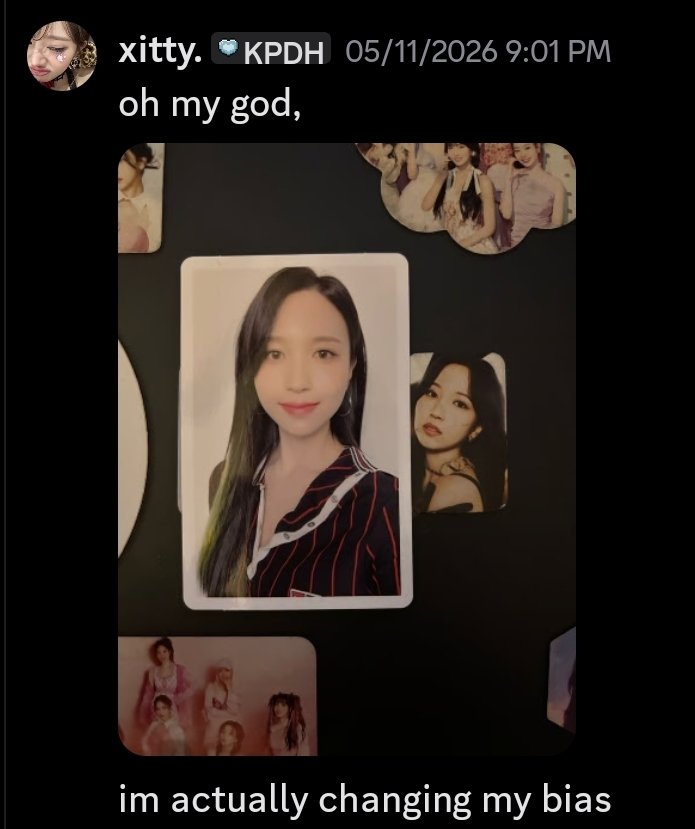 W1TCHCHlCK128's tweet photo. Can we have a serious conversation at how Mina is horrible at taking selfies https://t.co/059wQodPqW