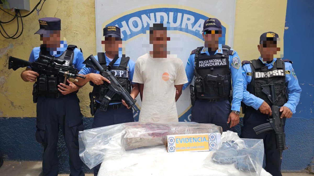 YoroUDEP18's tweet photo. 🚨🚔 ¡Capturado sospechoso de homicidio en Yoro!

La DNPSC y DPI, asignados a la UDEP-18, mediante una rápida acción policial lograron la detención en flagrancia de un ciudadano señalado por suponerlo responsable del delito de homicidio en el barrio La Cultura.
#UDEP18 #Yoro https://t.co/aHOJPqzCb9