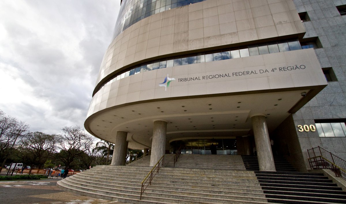 TRF4_oficial's tweet photo. TRF4 determina adequação da retenção de IR sobre lucros e dividendos para altas rendas https://t.co/zUhDLRb1LM https://t.co/IQU91gdFzM