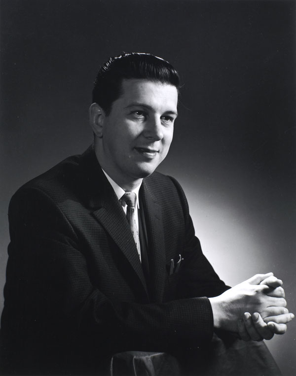 PMcanadien's tweet photo. Pour des générations de Canadiens, Lloyd Robertson a été un visage et une voix de confiance au cours des événements qui ont façonné notre nation.

Le Canada a eu de la chance de compter sur lui aussi longtemps. Il nous manquera beaucoup.

Photo : Tsin Van

https://t.co/xej312QJwo https://t.co/jpjo7icvhz