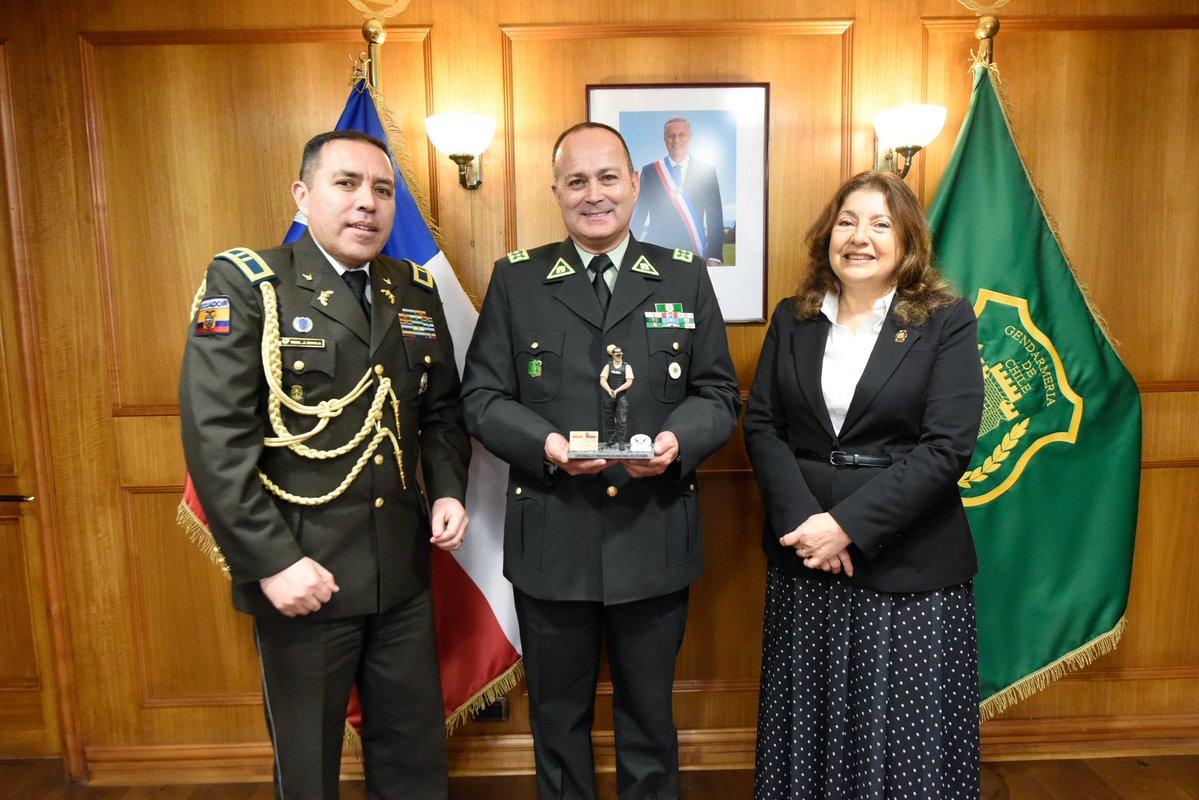 EmbajadaEcuChl's tweet photo. 🇪🇨🤝🇨🇱La embajadora Lotty Andrade, junto al Agregado de Policía, Crnl. Jorge Dávila, realizó una visita protocolar al Director Nacional de Gendarmería de Chile, Crnl. Rubén Pérez ⤵️ https://t.co/hA5mWZQM7O