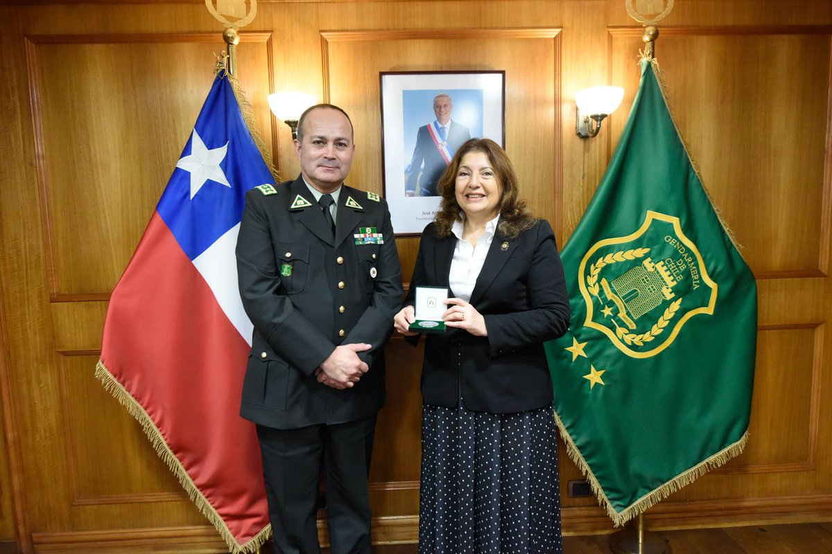 EmbajadaEcuChl's tweet photo. 🇪🇨🤝🇨🇱La embajadora Lotty Andrade, junto al Agregado de Policía, Crnl. Jorge Dávila, realizó una visita protocolar al Director Nacional de Gendarmería de Chile, Crnl. Rubén Pérez ⤵️ https://t.co/hA5mWZQM7O
