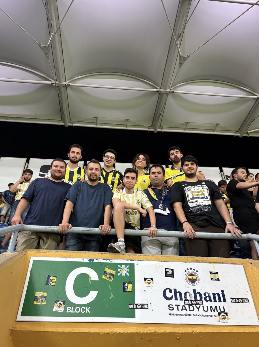 UFBIstanbul's tweet photo. ÖLÜM TANIMAZ SEVGİN!

1907 ÜNİFEB İstanbul Üniversitesi örgütlenmesi olarak Fenerbahçemizi Sturm Graz karşısında yalnız bırakmadık. https://t.co/uXyLyJxv1t