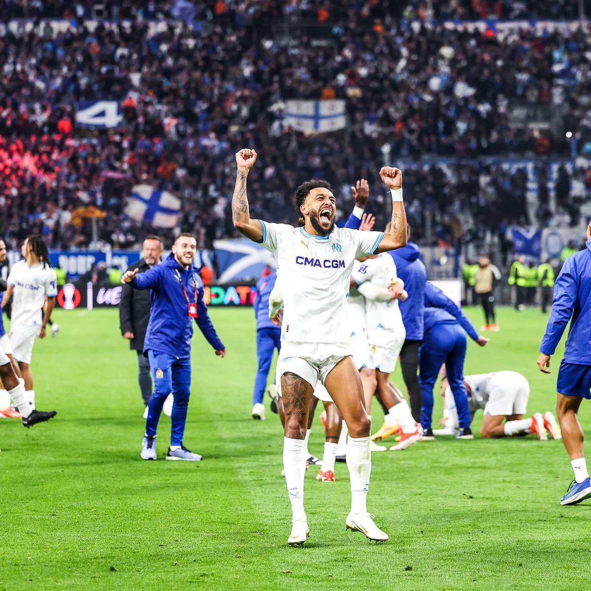 ActuFoot_'s tweet photo. 🚨🚨 Quand Aubameyang 🇬🇦 signe à l’OM pour la première fois (il avait 35 ans), L’OM LE PAYAIT 700.00€/mois BRUTS. 🤯

C’EST PAS FINI !

Le joueur avait 90.000€ pour chaque action décisive (but, passe décisive, pénalty provoqué). 💰

À la fin de la saison, il en avait plus de 30. 😅

🗞️ @Romain_Molina