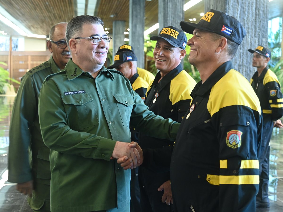 PresidenciaCuba's tweet photo. 🇨🇺| Condecora Presidente @DiazCanelB a rescatistas cubanos que ayudaron en #Venezuela.

Les fue conferida la medalla “Por la valentía durante el servicio”, por su trabajo tras los destructores sismos del pasado 24 de junio en esa hermana nación.

https://t.co/CNmXsEFHrI https://t.co/ulYXWDcJwH