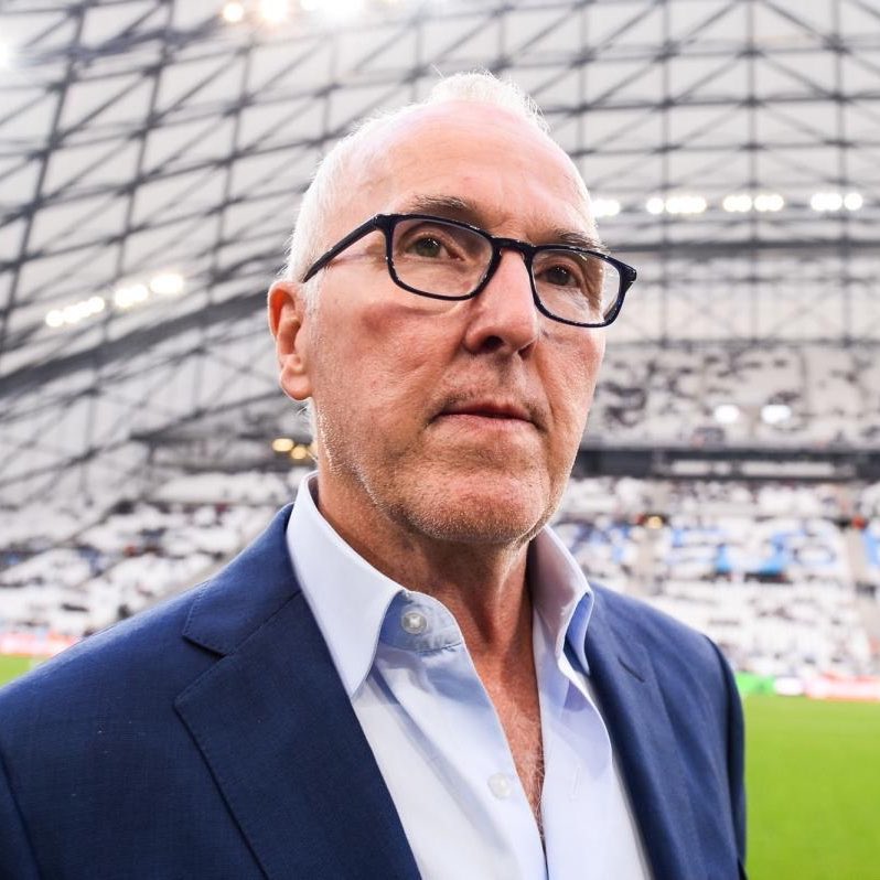ActuFoot_'s tweet photo. 🚨 @Romain_Molina 🗣️ « Quel est le génie qui a fait croire à McCourt 🇺🇸 que SON CLUB VAUT 1,2 MILLIARD ?!?! 😵‍💫

Tu as vu l'état de la Commanderie ? Le stade n'est même pas à toi, tu perds 100 M€/an et il n'y a pas de droits TV… » 🥶

Il fait référence à l’article du JDD il y a quelques mois dans lequel l’Américain s’était exprimait en faveur de l’actionnariat.