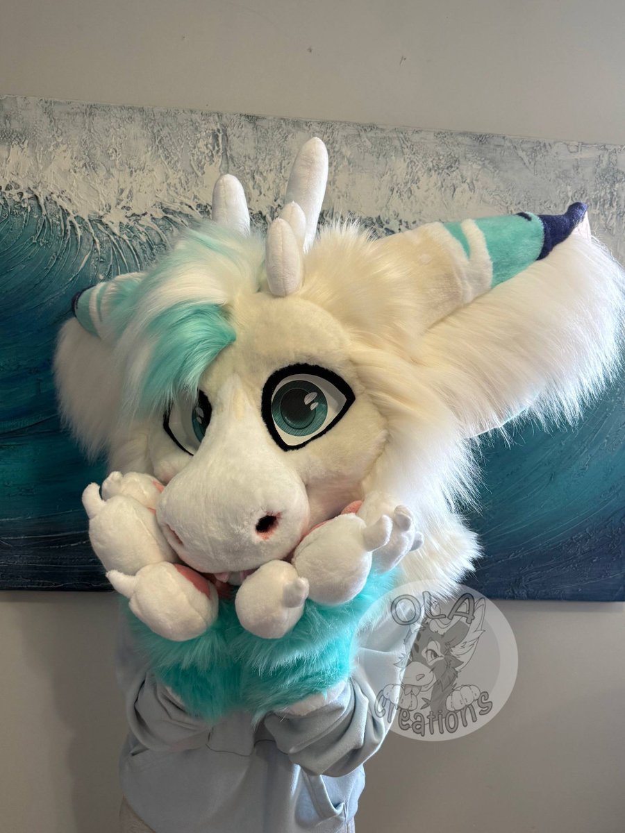 OLA_creations's tweet photo. PREMADE
Reef the dutch angel dragon!

this suit will be available at Canfurence 2026, it comes with a pair of handpaw, a nub tail of your choice and a headbag!

We're asking 4000$ CAD

the inside is fully lined with padding options to make it as comfortable and snugg as possible. https://t.co/2AUh82WjVG