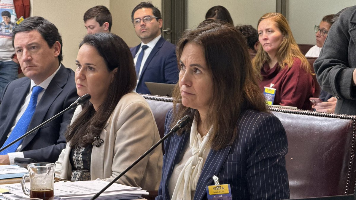 cn_castro's tweet photo. Junto a las alcaldesas @cmerinoc y @CarolCBown, y @GustavoToroSR, expusimos ante la Comisión de Constitución del Senado la propuesta transversal que construimos junto a alcaldes y alcaldesas para mejorar la Ley de Responsabilidad Penal Adolescente.

Creemos que es posible ser firmes frente a los delitos graves, sin renunciar a una justicia especializada para adolescentes. Endurecer de manera general no resuelve el problema. Lo que necesitamos es una respuesta focalizada, con cumplimiento efectivo de las sanciones, prevención temprana, una verdadera reinserción y protección a las víctimas.

Por eso defendemos mantener la edad de imputabilidad en 14 años, fortalecer las herramientas para enfrentar la persistencia delictiva, mejorar la coordinación entre instituciones y poner el foco en proteger a niñas, niños y adolescentes antes de que entren al sistema penal.

Las políticas públicas funcionan mejor cuando se construyen con evidencia, experiencia territorial y acuerdos amplios. Ese es el camino que seguiremos impulsando.