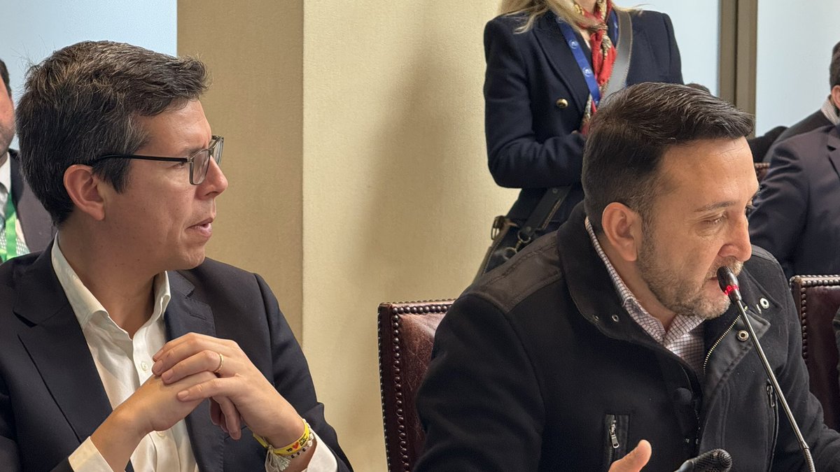 cn_castro's tweet photo. Junto a las alcaldesas @cmerinoc y @CarolCBown, y @GustavoToroSR, expusimos ante la Comisión de Constitución del Senado la propuesta transversal que construimos junto a alcaldes y alcaldesas para mejorar la Ley de Responsabilidad Penal Adolescente.

Creemos que es posible ser firmes frente a los delitos graves, sin renunciar a una justicia especializada para adolescentes. Endurecer de manera general no resuelve el problema. Lo que necesitamos es una respuesta focalizada, con cumplimiento efectivo de las sanciones, prevención temprana, una verdadera reinserción y protección a las víctimas.

Por eso defendemos mantener la edad de imputabilidad en 14 años, fortalecer las herramientas para enfrentar la persistencia delictiva, mejorar la coordinación entre instituciones y poner el foco en proteger a niñas, niños y adolescentes antes de que entren al sistema penal.

Las políticas públicas funcionan mejor cuando se construyen con evidencia, experiencia territorial y acuerdos amplios. Ese es el camino que seguiremos impulsando.