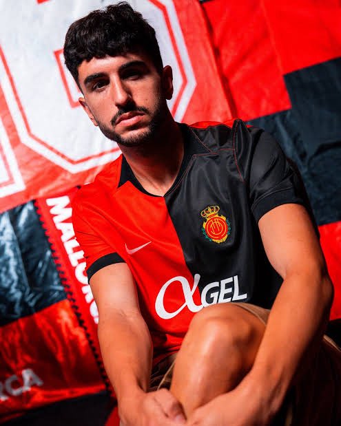 adalbertheau's tweet photo. que chulada, para mi colección de jersey rojinegros https://t.co/8oMO2N58o4