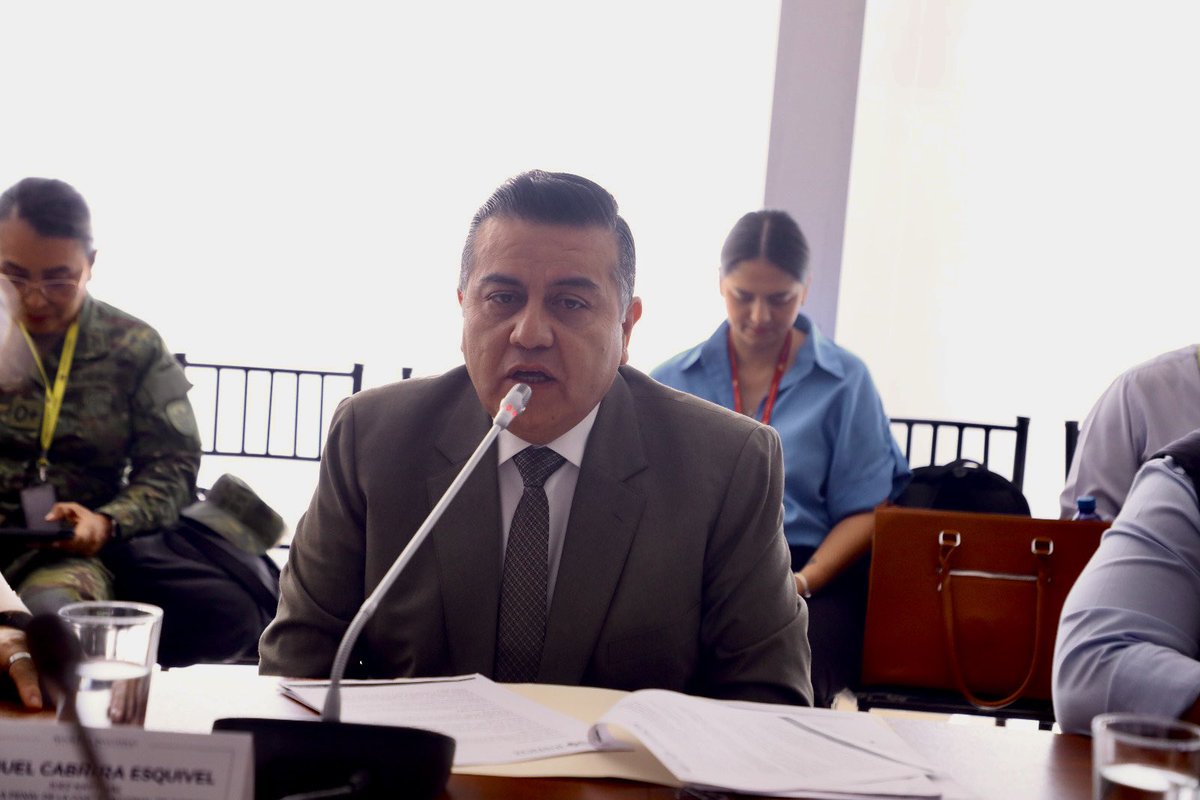 CorteNacional's tweet photo. 👨🏻‍⚖️ El juez (e) de la #SalaPenalCNJ de la @CorteNacional de Justicia, Dr. Manuel Cabrera Esquivel (@macaesq), compareció ante la Comisión de @SeguridadAN de la @AsambleaEcuador, con el objetivo de presentar sus observaciones técnicas y jurídicas, como parte del tratamiento del Proyecto de Ley Orgánica de Telecomunicaciones No Autorizadas desde Centros de Privación de Libertad. 

⚖️ #IndependenciaJudicialCNJ