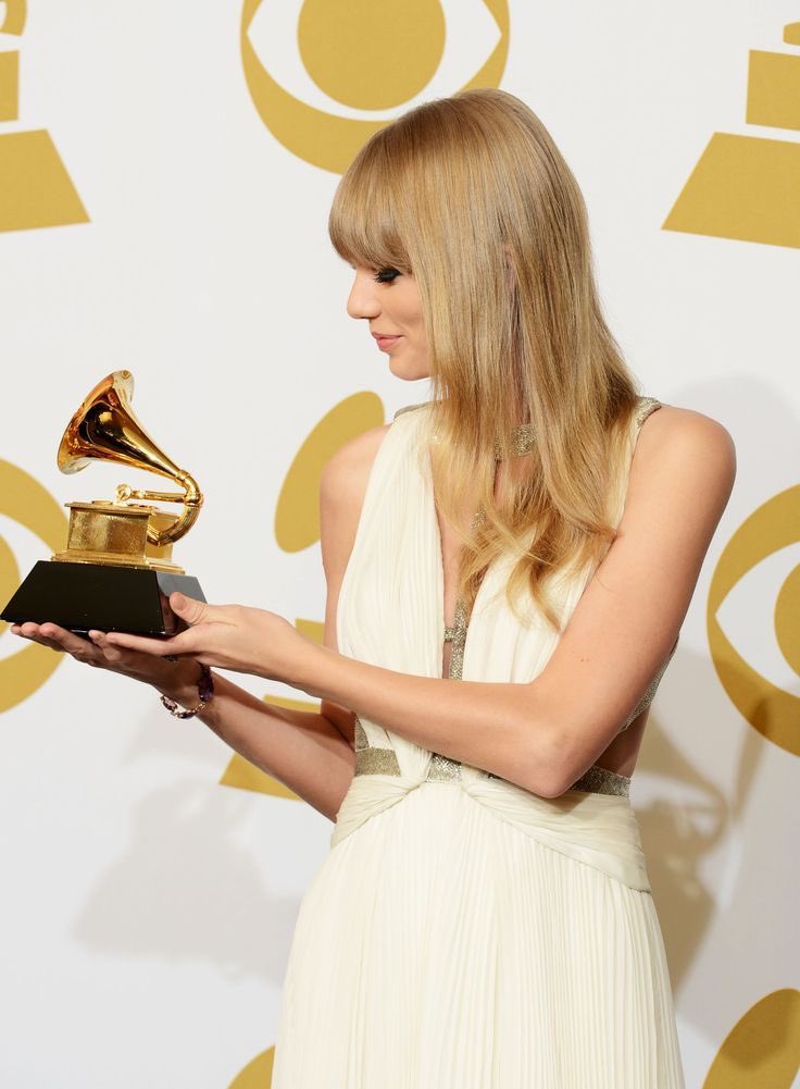 JulioBtd1989's tweet photo. Taylor Swift aos 23 anos com uma soundtrack de Hunger Games https://t.co/KL7E2yEmcY
